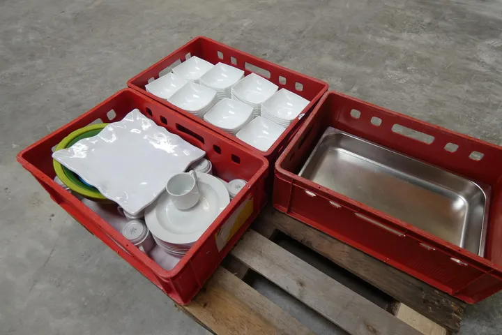 3x Kiste mit Gastro-Ausstattung ohne Palette